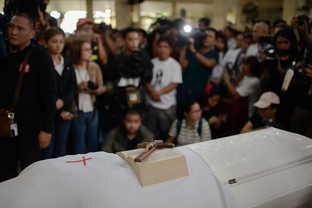 REST IN PEACE. The coffin bearing Kian delos Santos' body, surrounded by family, friends, and media. Photo by Eloisa Lopez/Rappler 