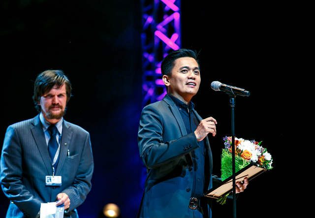 Director Jun Lana accepting one of the 4 awards for the movie 'Anino Sa Likod Ng Buwan' in Russia. Photo courtesy of Media Xchange  