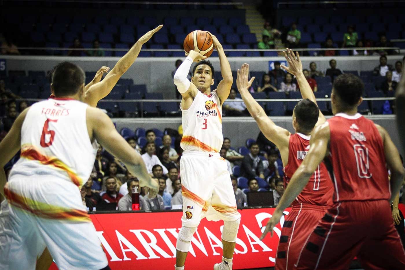 Baguio, Phelps shine as Phoenix deals Mahindra its first loss