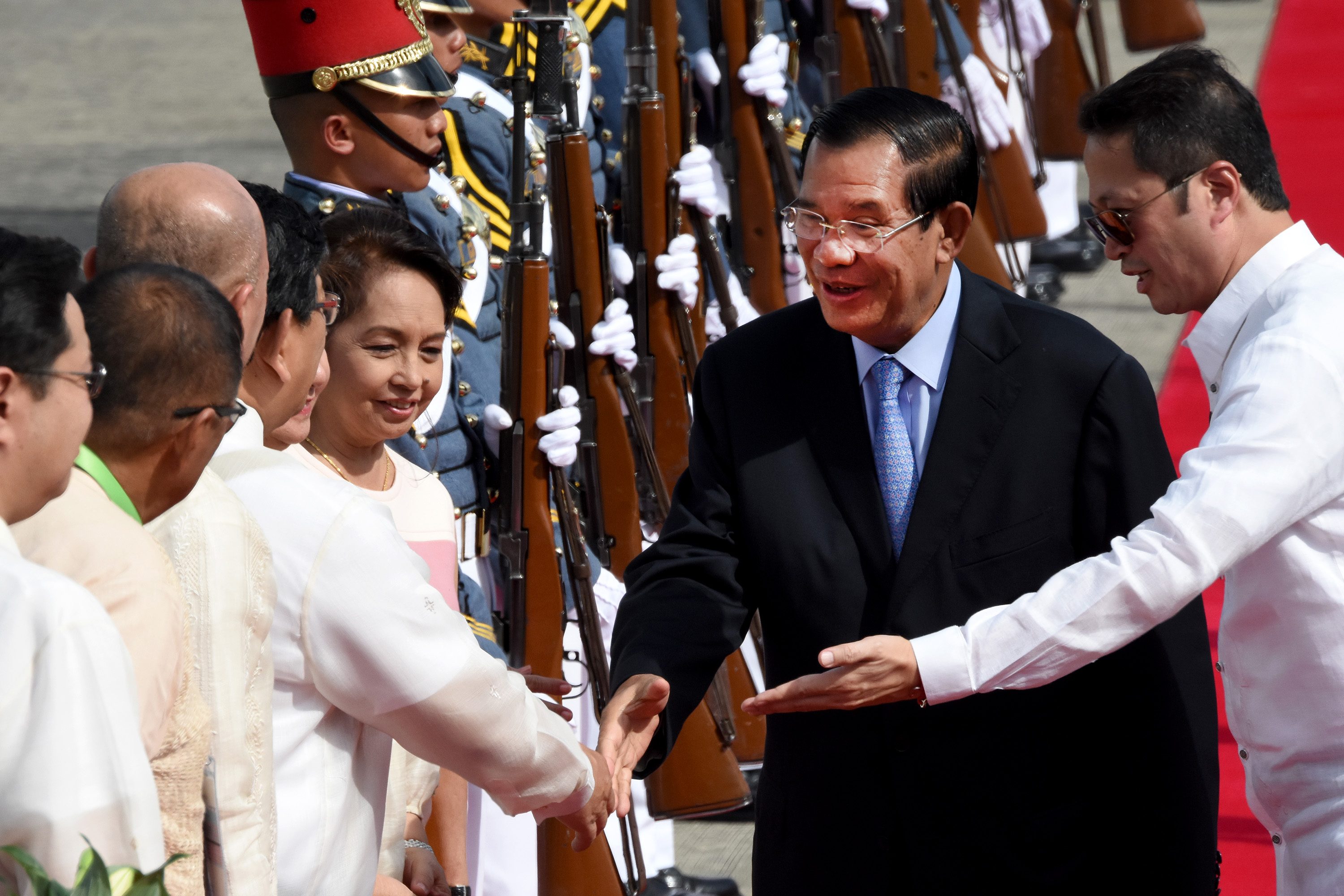 LIVELY WELCOME. Cambodian Prime Minister Hun Sen is welcomed to the Philippines by Defense Secretary Delfin Lorenzana and former president Gloria Macapagal Arroyo on November 11, 2017. Photo by Angie de Silva/Rappler  