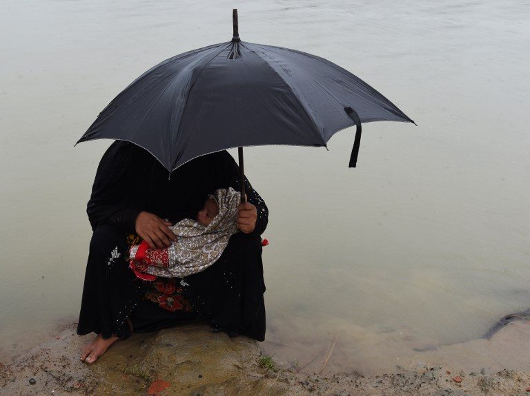 WAITING. A Rohingya refugee woman waits for aid with her child at the Sha Porir DWIP in Teknaf on September 20, 2017. Photo by Dominique Faget/AFP   