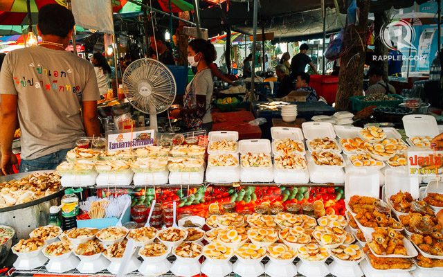 CHATUCHAK. Tourists flock to the popular Chatuchak weekend market for its affordable shopping options and delicious street food. Photo by Nicole Reyes/Rappler 