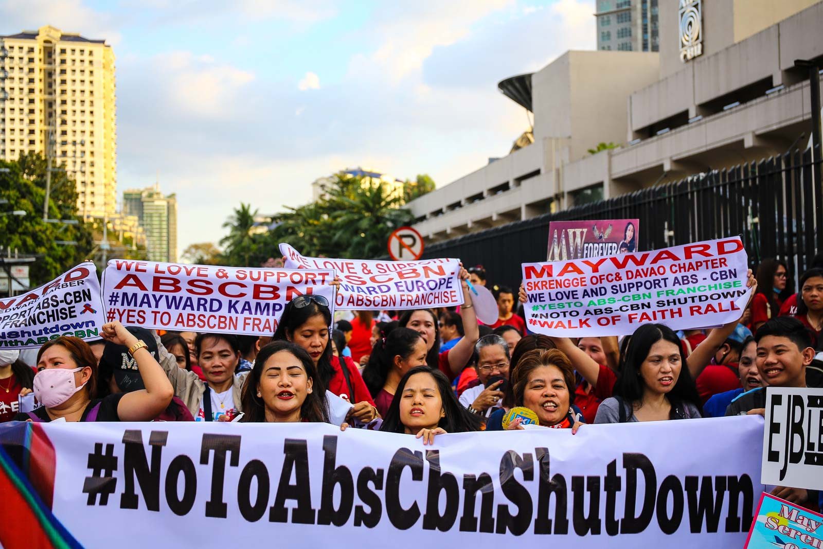 NO TO SHUTDOWN. Hundreds of fans marched along Mother Ignacia and Sgt Esguerra Streets in Quezon City during the Kapanilya Fandom to support ABS CBN and the renewal of its broadcasting franchise.  