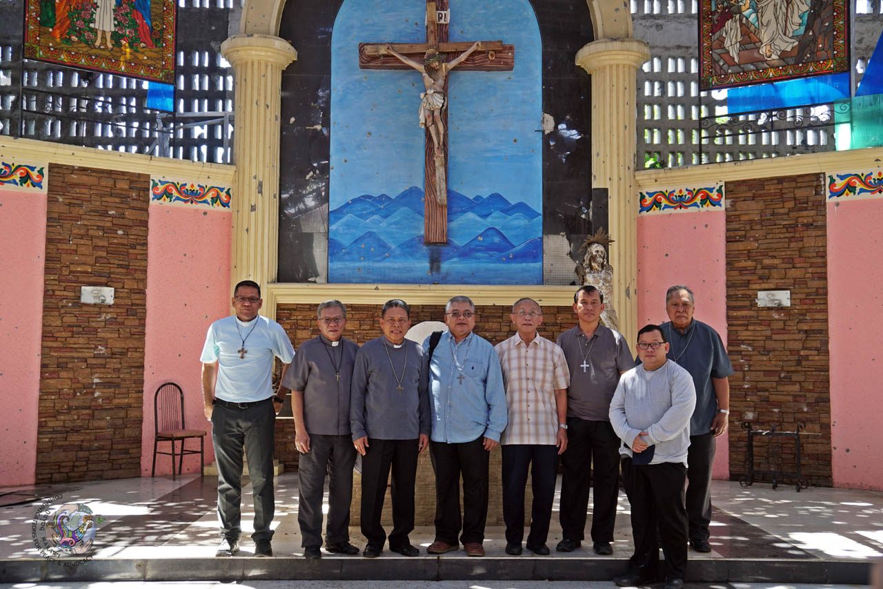 URGENT CONCERNS. The Mindanao bishops visited the Marawi church after holding meetings about 'very urgent concerns' in the region. Photo courtesy of Duyog Marawi 