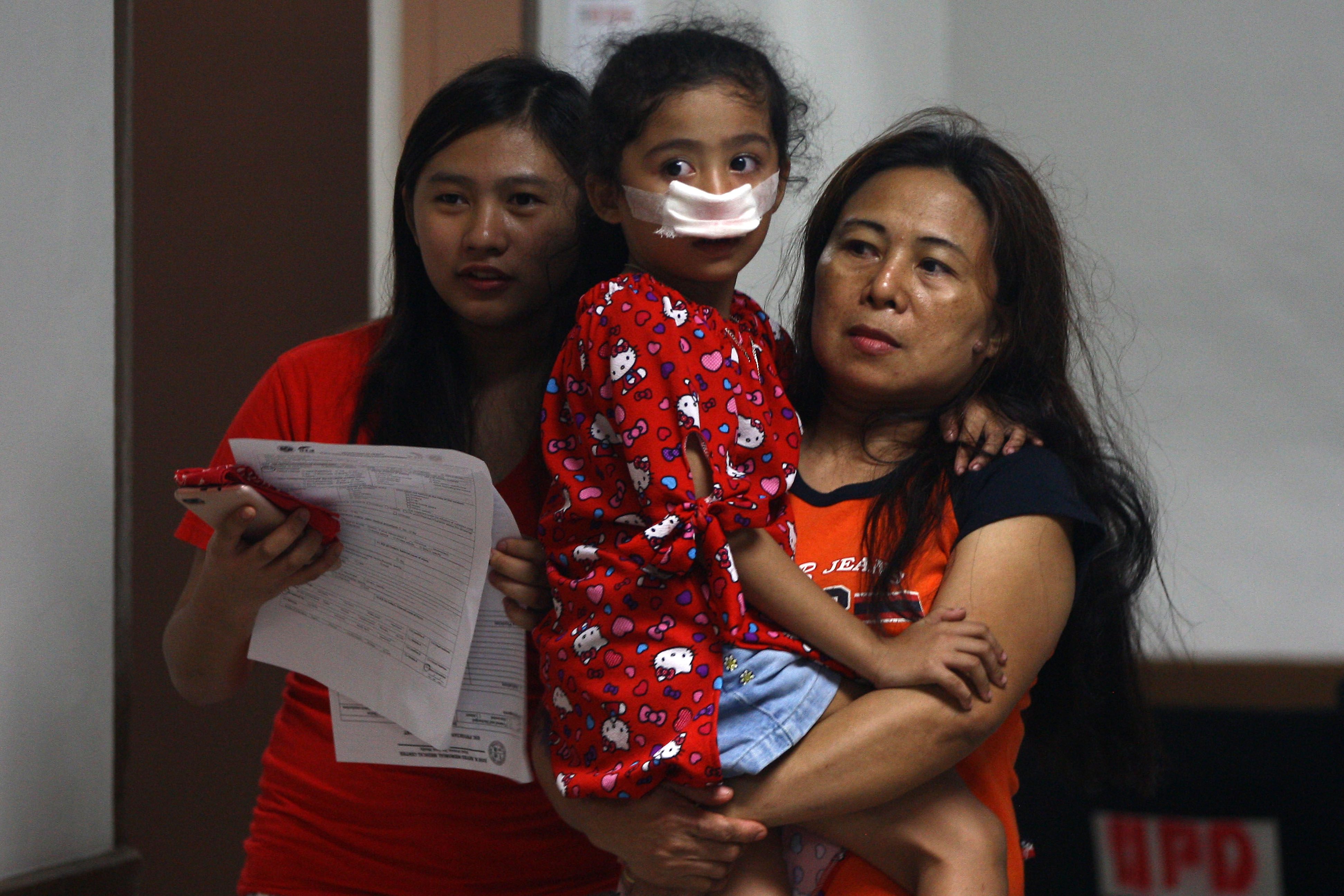 FIRECRACKER INJURIES. Doctors and nurses at the Jose Reyes Memorial Medical Centre in Manila attend to victims of firecrackers during the New Year revelry on Sunday, January 1, 2017 