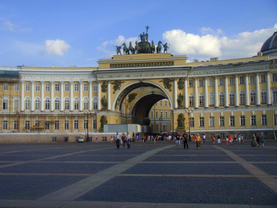 The General Staff Building adalah fasad sepanjang 580 meter di Palace Square, terletak di depan Museum Hermitage/Winter Palace. Foto oleh Nadia Vetta Hamid/Rappler 