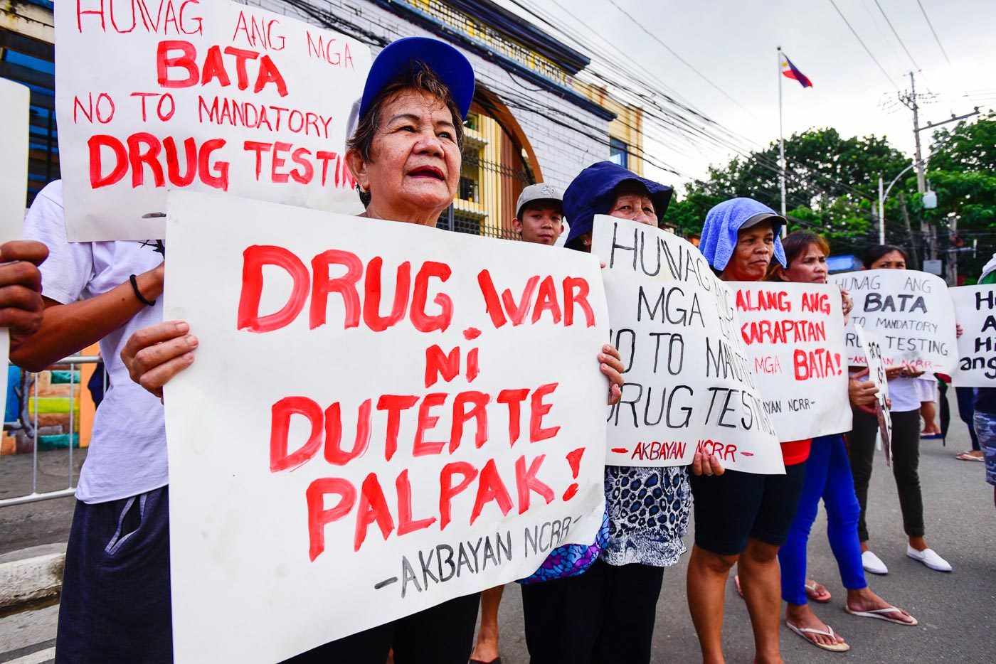 NO TO DRUG TESTING. Parent-leaders belonging to Akbayan party list troop to the Corazon Aquino Elementary School gates in Quezon City on July 5, 2018, to protest the planned drug testing for students as young as 10 years old. Photo by Maria Tan/Rappler   