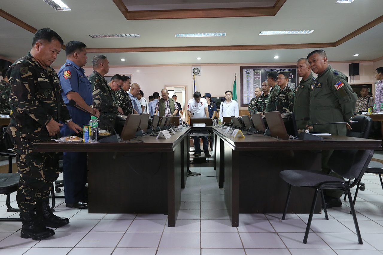 KONFERENSI PENUGASAN.  Presiden Duterte memimpin konferensi komando di sebuah kamp militer di Basilan.  Foto oleh Divisi Fotografer Kepresidenan  