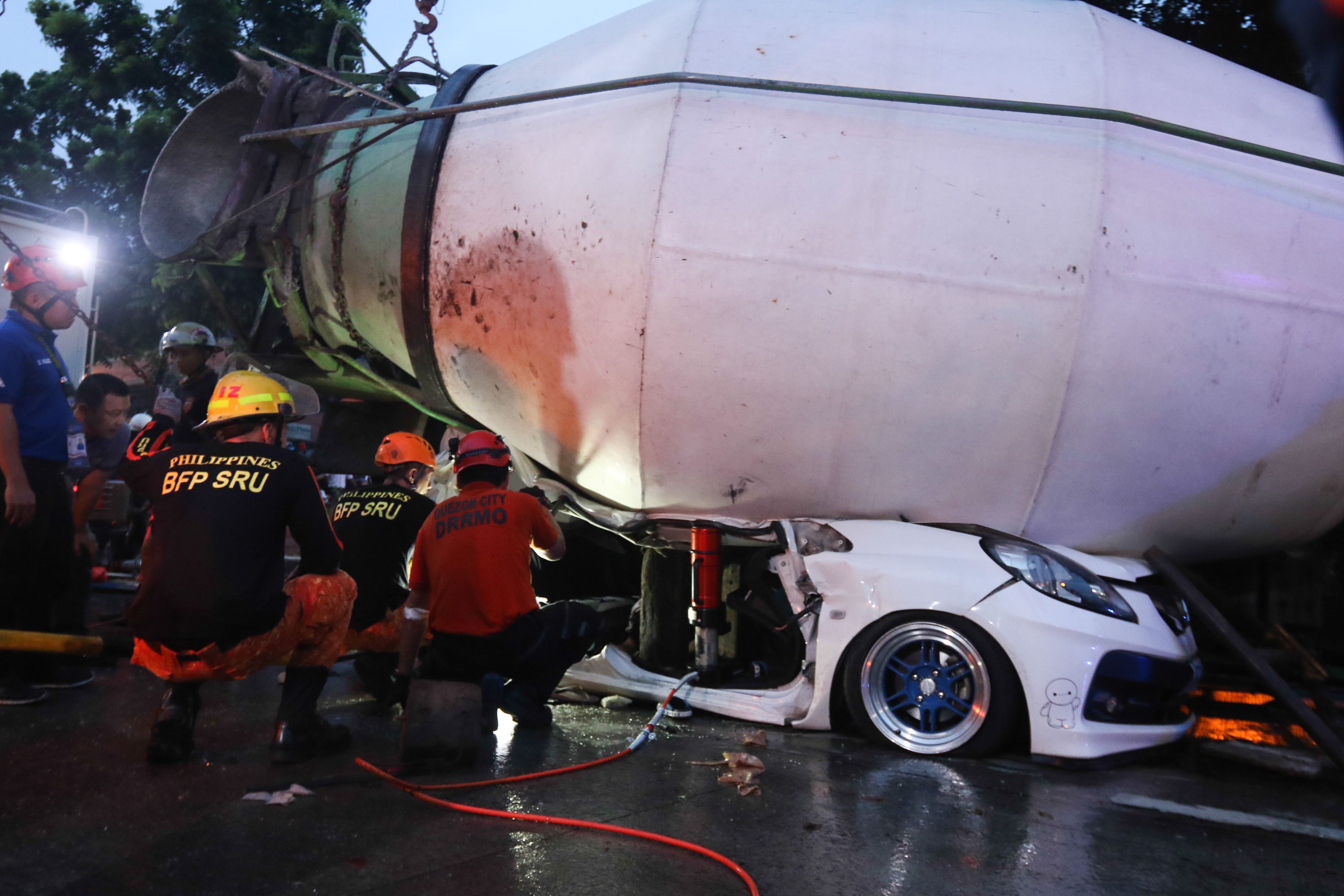 CRUSHED. A person is killed when a cement mixer truck topples over a Honda Brio along Mindanao Avenue in Quezon City on August 15, 2017. Photo by Jasmin Dulay/Rappler   
