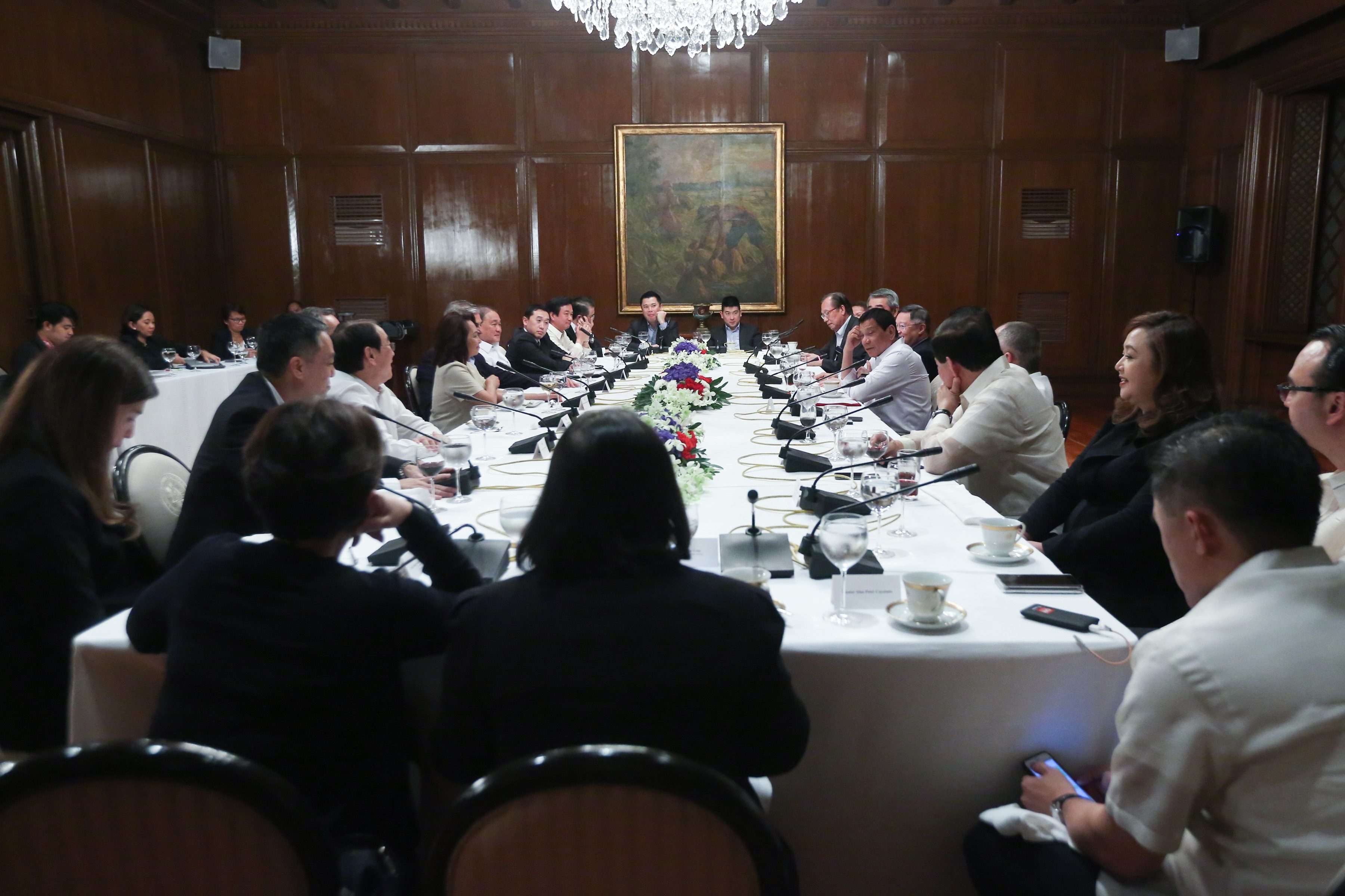 INTIMATE DINNER. President Rodrigo Duterte exchanges ideas with some of the country's top businessmen on January 17, 2017. Photo by Ricahrd Madelo/Presidential Photo 