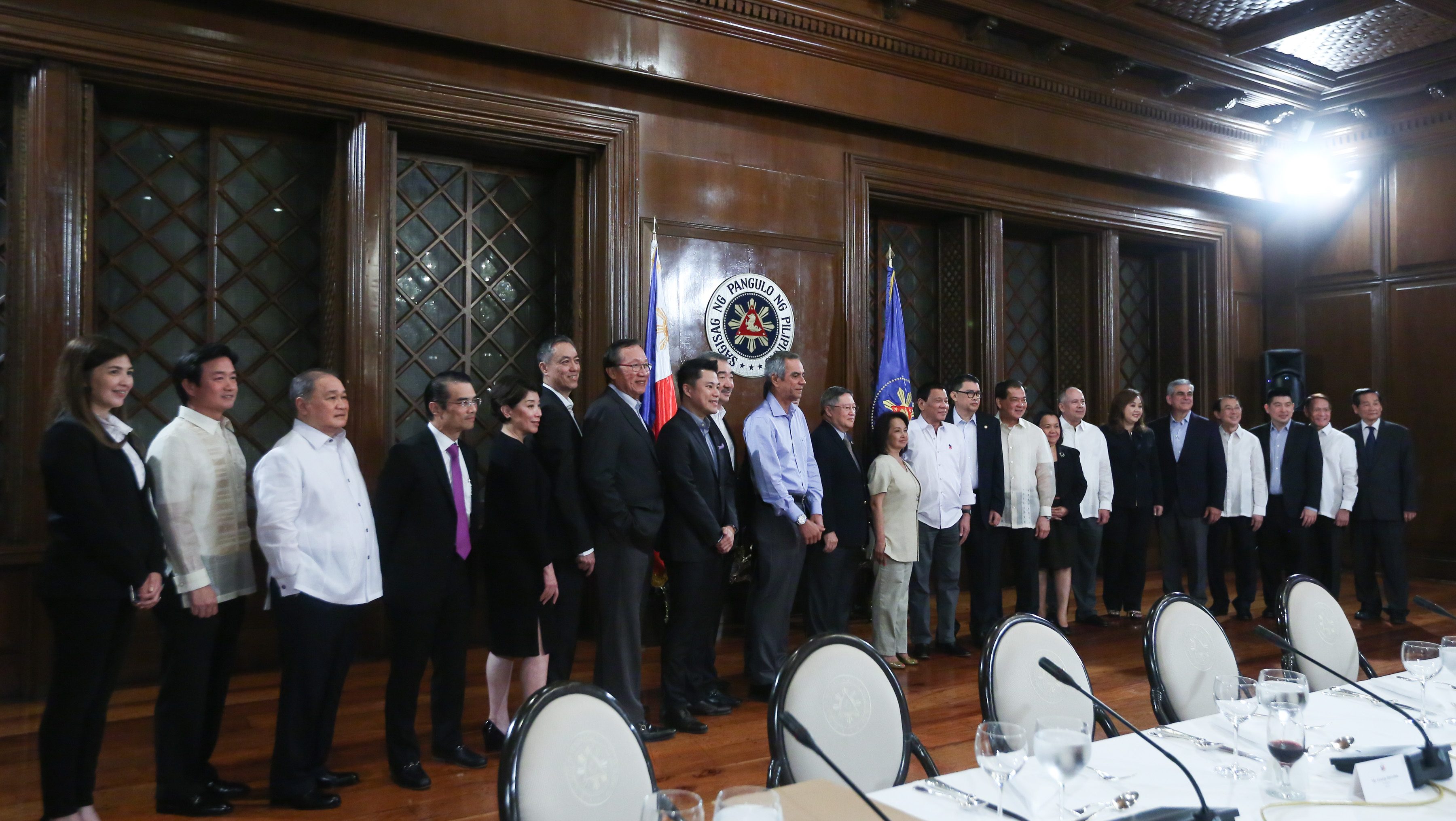 GROUP PHOTO. President Rodrigo Duterte and the top Philippine businessman pose for a photo following a meeting at the President's Hall in Malacanang on January 17, 2017. Photo from Presidential Photo 