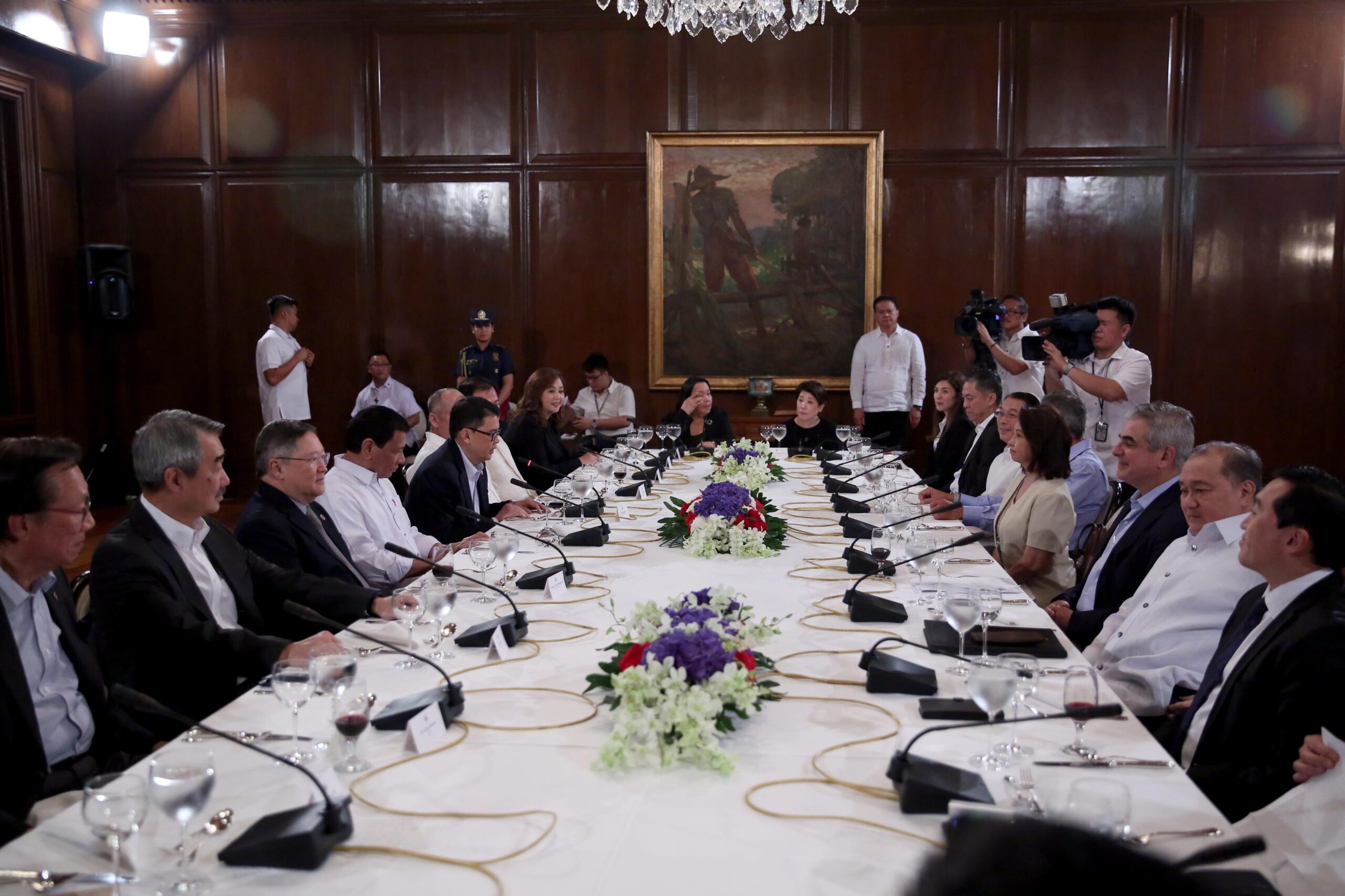 Duterte hosts intimate dinner for top businessmen