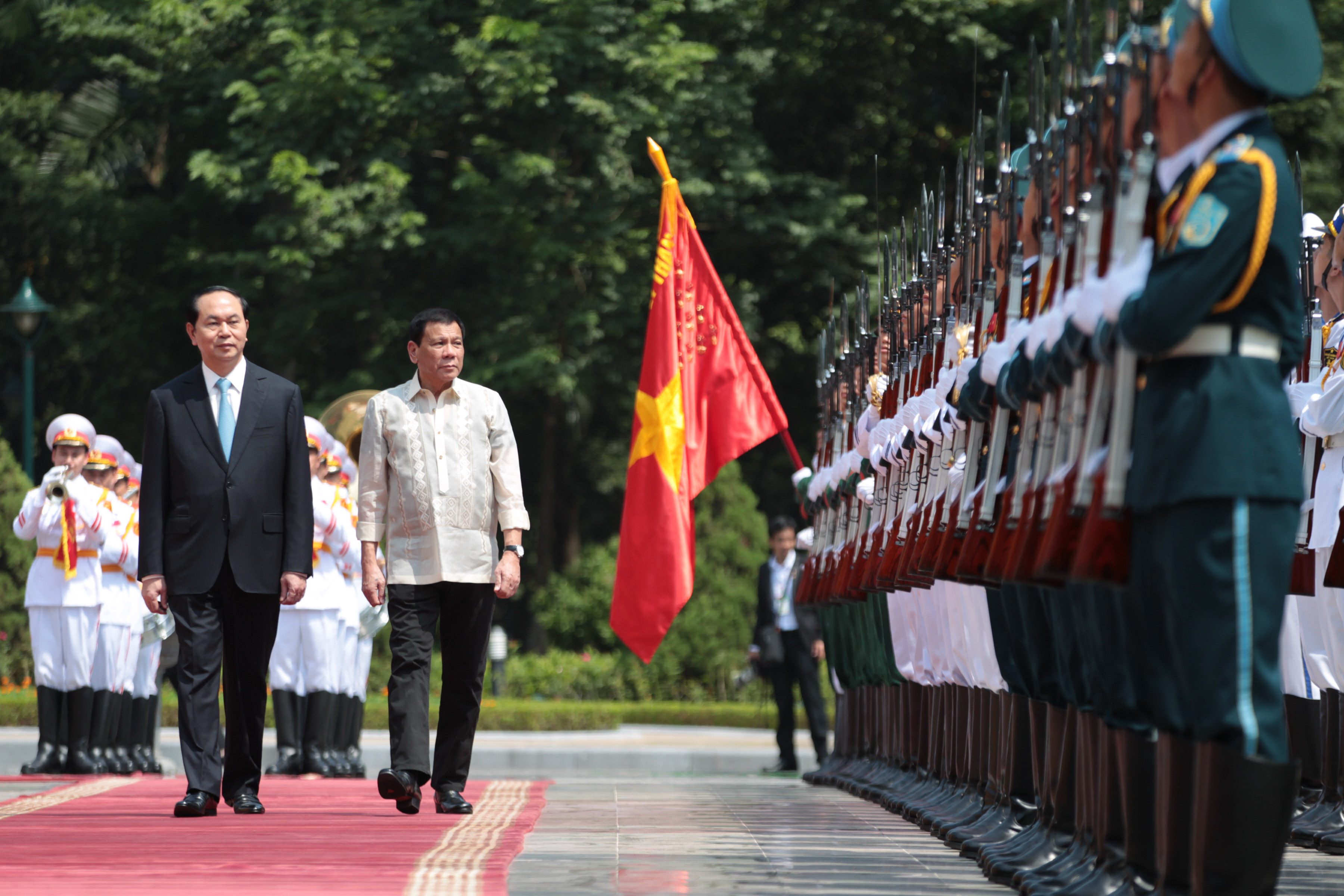 ASEAN LEADERS. President Rodrigo Duterte, accompanied by Vietnamese President Tran Dai Quang, walks past the honor guards 