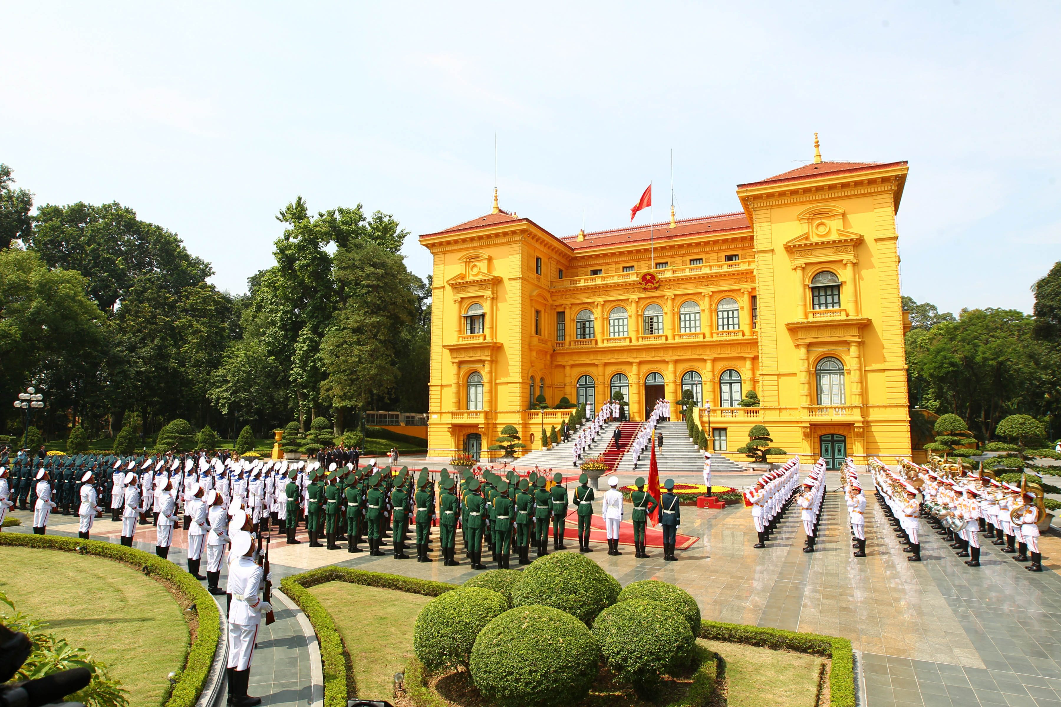 MILITARY HONORS. Vietnamese honor guards line up outside the State Palace in Hanoi on September 29, 2016 