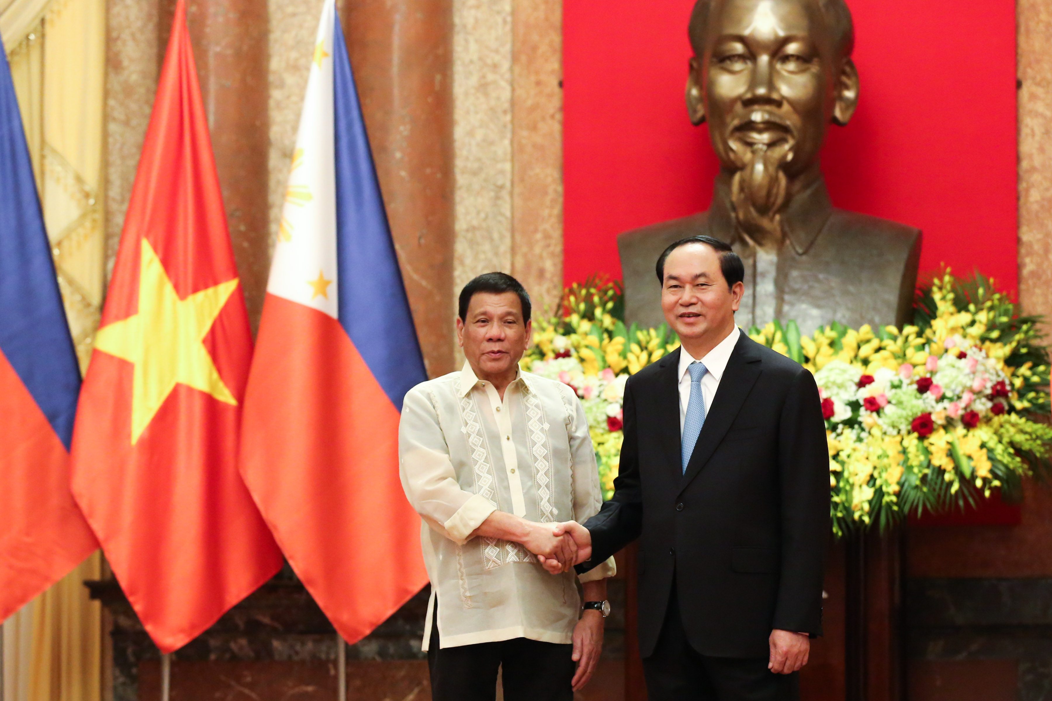 AFFIRMING TIES. President Rodrigo Duterte shakes hands with Vietnamese President Tran Dai Quang at the State Palace in Hanoi on September 29, 2016 