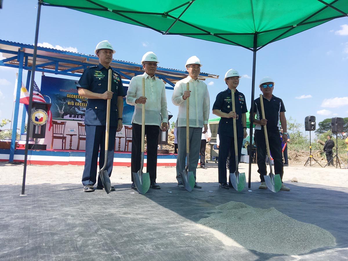 ALLIES. The groundbreaking ceremony for the first major EDCA facility in Basa Air Base is led by Defense Secretary Delfin Lorenzana, US Ambassador Sung Kim, Philippine Air Force chief Lieutenant General Galileo Kintanar, and AFP deputy chief of staff for plans Major General Restituto Padilla. Photo by Carmela Fonbuena/Rappler 