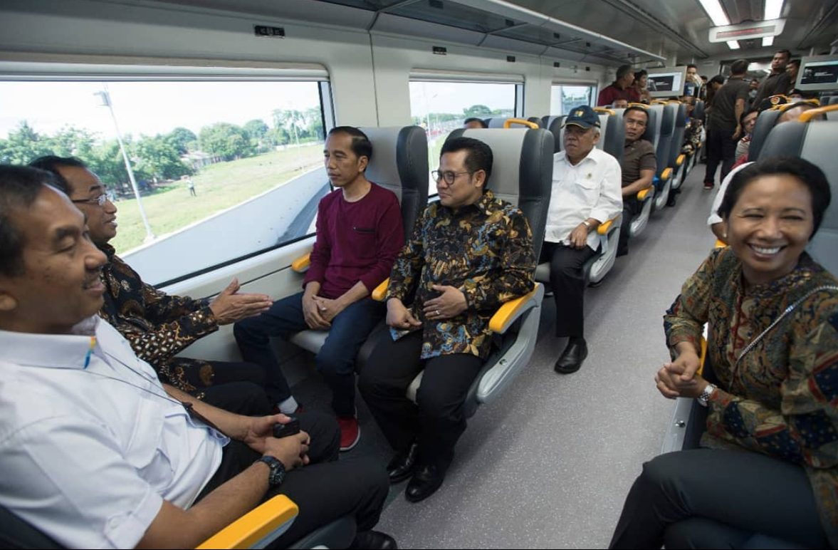 Duduk di sebelah Cak Imin, Jokowi ingin amankan Pilgub Jawa Timur?