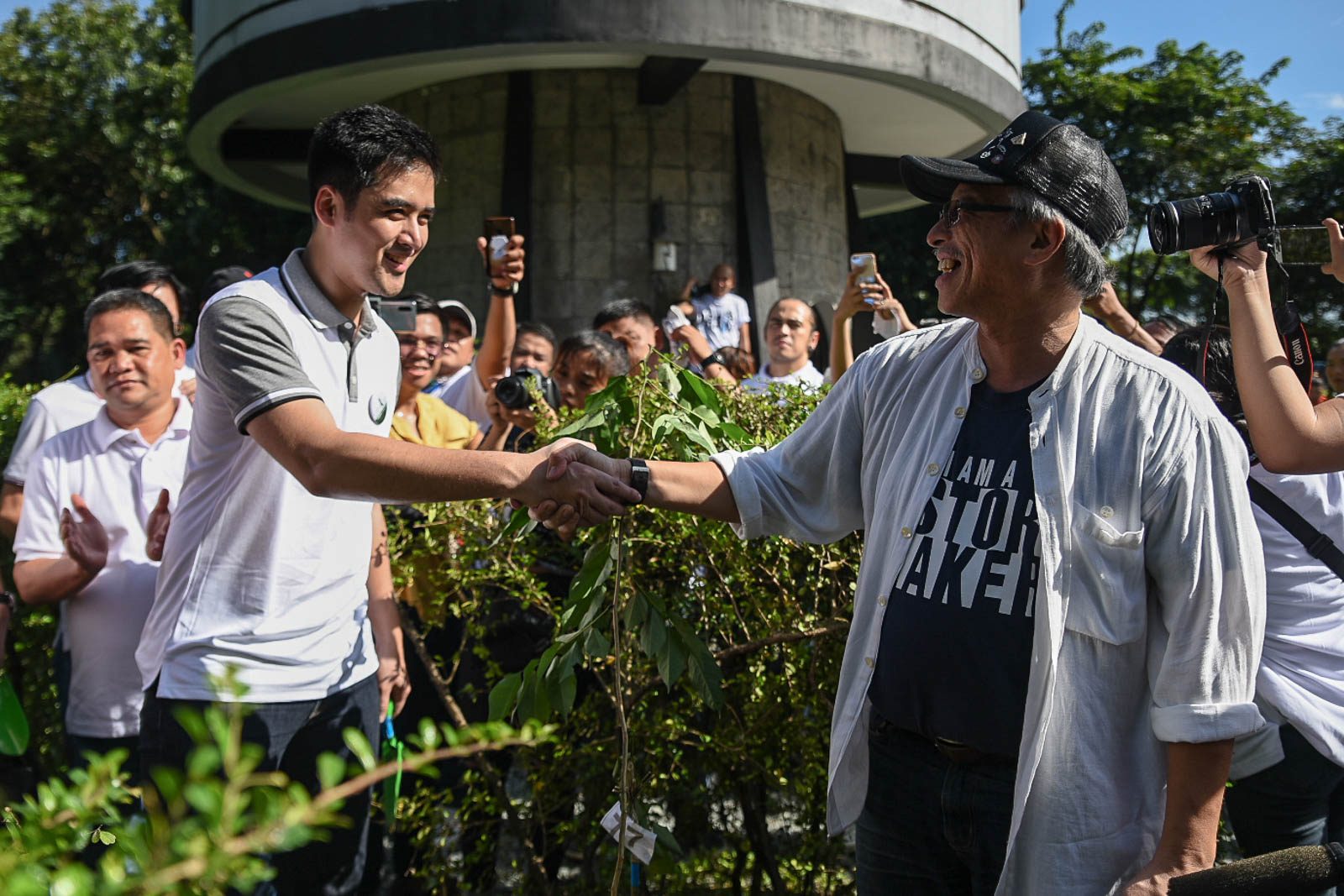 VICO SOTTO. Pasig City Mayor Vico Sotto greets a volunteer during the launch of an urban reforestation projecy in Pasig's Rainforest Park on October 8, 2019. File photo by Lisa Marie David/Rappler 