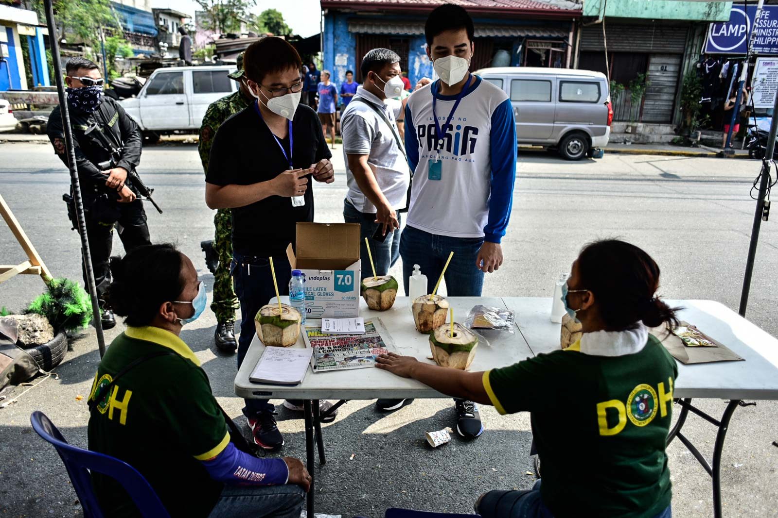 STANDARDIZE. Pasig City Mayor Vico Sotto visits a Department of Health command post at the community quarantine checkpoint along East Bank Road on March 15, 2020. Photo by Rob Reyes/Rappler  