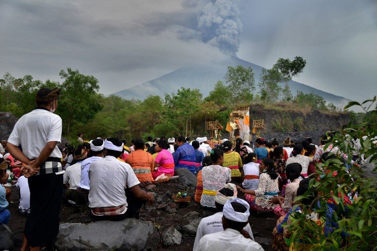 Thousands flee as Bali raises volcano alert to highest level