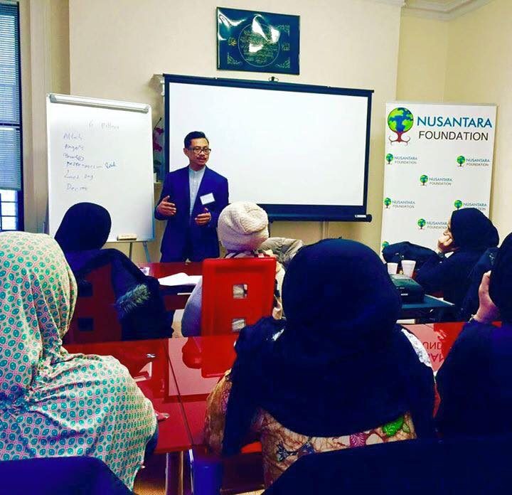 SHARING ISLAM. Imam Shamsi Ali speaking to his class of Muslim converts. Photo from Nusantara Foundation Facebook page 