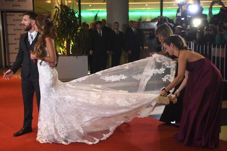 Rocuzzo tampil anggun dalam balutan gaun putih rancangan desainer Spanyol Rosa Clara. Foto oleh Eitan Abramovich/AFP 
