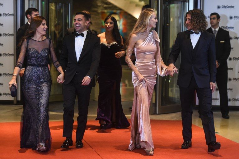 Xavi Alonso dan istrinya Nagore Aramburu serta Carles Puyol dan istrinya Vanessa Lorenzo. Foto oleh Eitan Abramovich/AFP 