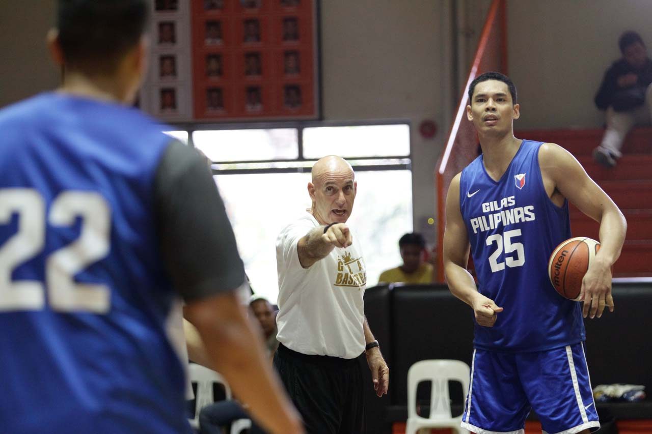 METICULOUS. Tab Baldwin (C) is meticulous when it comes to his job as coach. Japeth Aguilar is seen here listening to Baldwin. File Photo by Czeasar Dancel/Rappler 