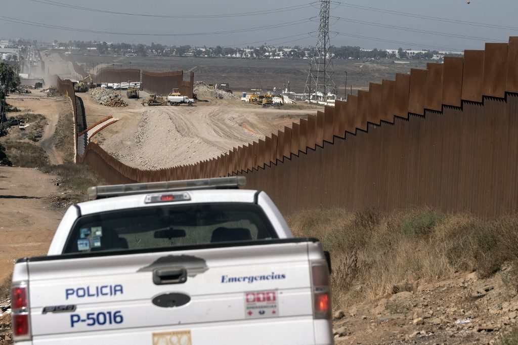 Trump brushes off report of smugglers cutting through border wall