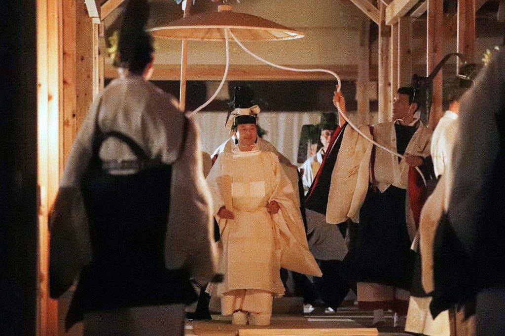 Japan’s emperor performs thanksgiving rite with Sun Goddess