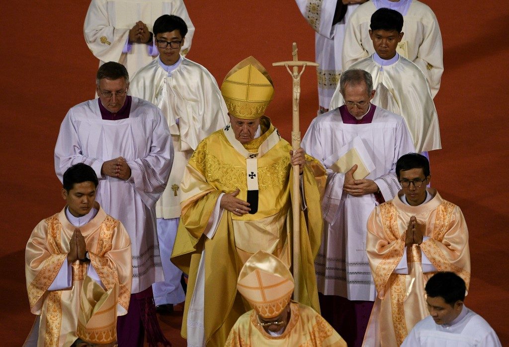 Pope urges respect for prostitutes at crowded Bangkok mass