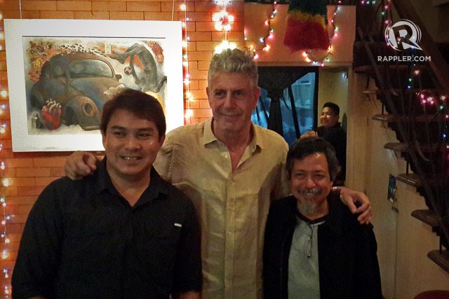 'PARTS UNKNOWN.' Anthony Bourdain with Mindanao photojournalist Mark Navales and retired photojournalist, Oarhouse Bar owner Ben Razon. Photo by Vincent Go/Rappler 
