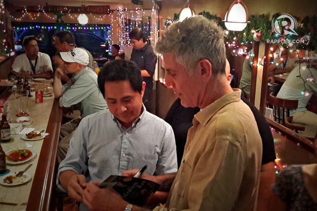 FAN. Anthony Bourdain spends time chatting with restaurant customers. Photo by Vincent Go/Rappler  