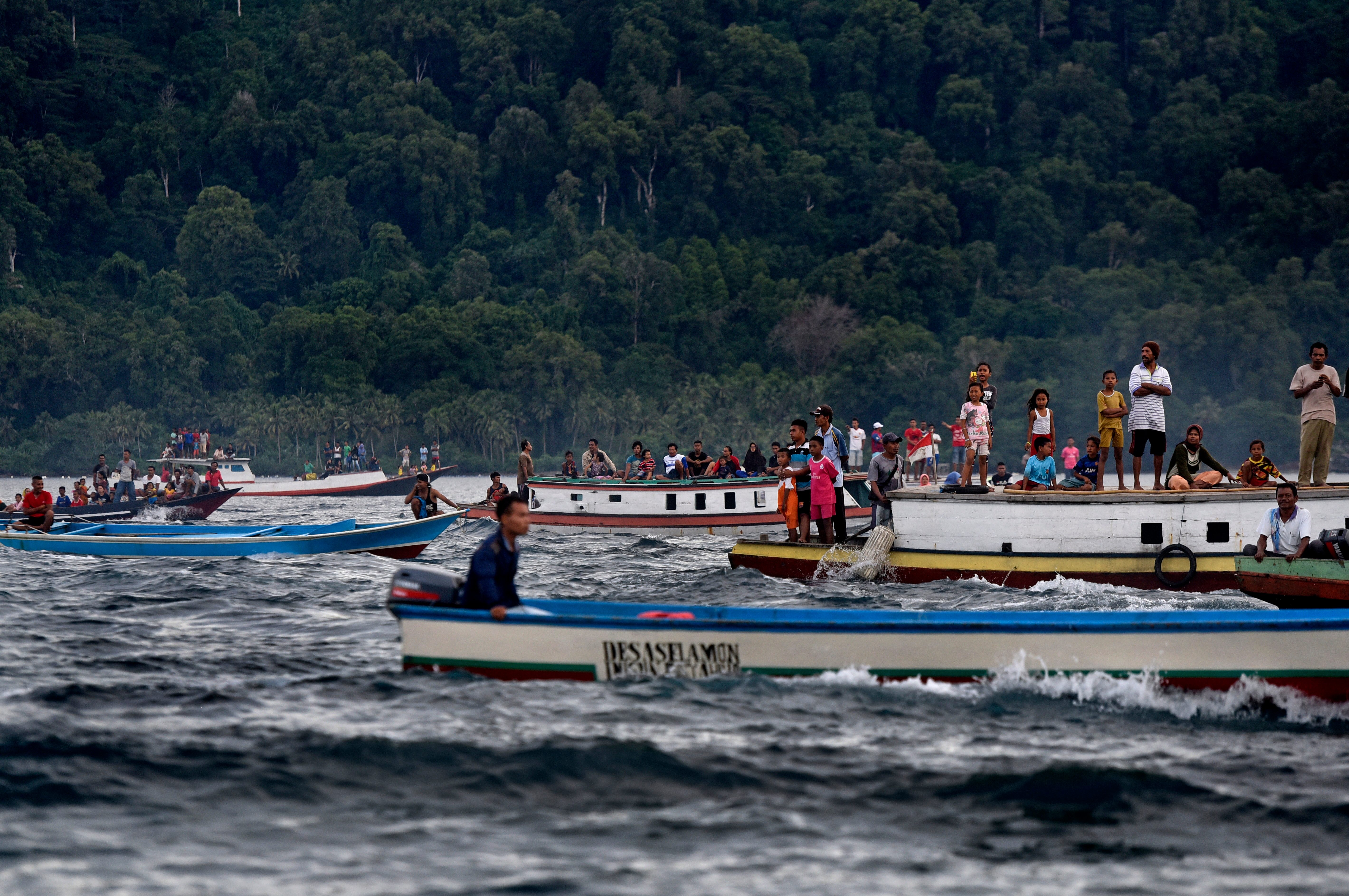 Warga kepulauan Banda menyaksikan perlombaan dayung perahu 'belang'. Foto oleh Fanny Octavianus/Antara 