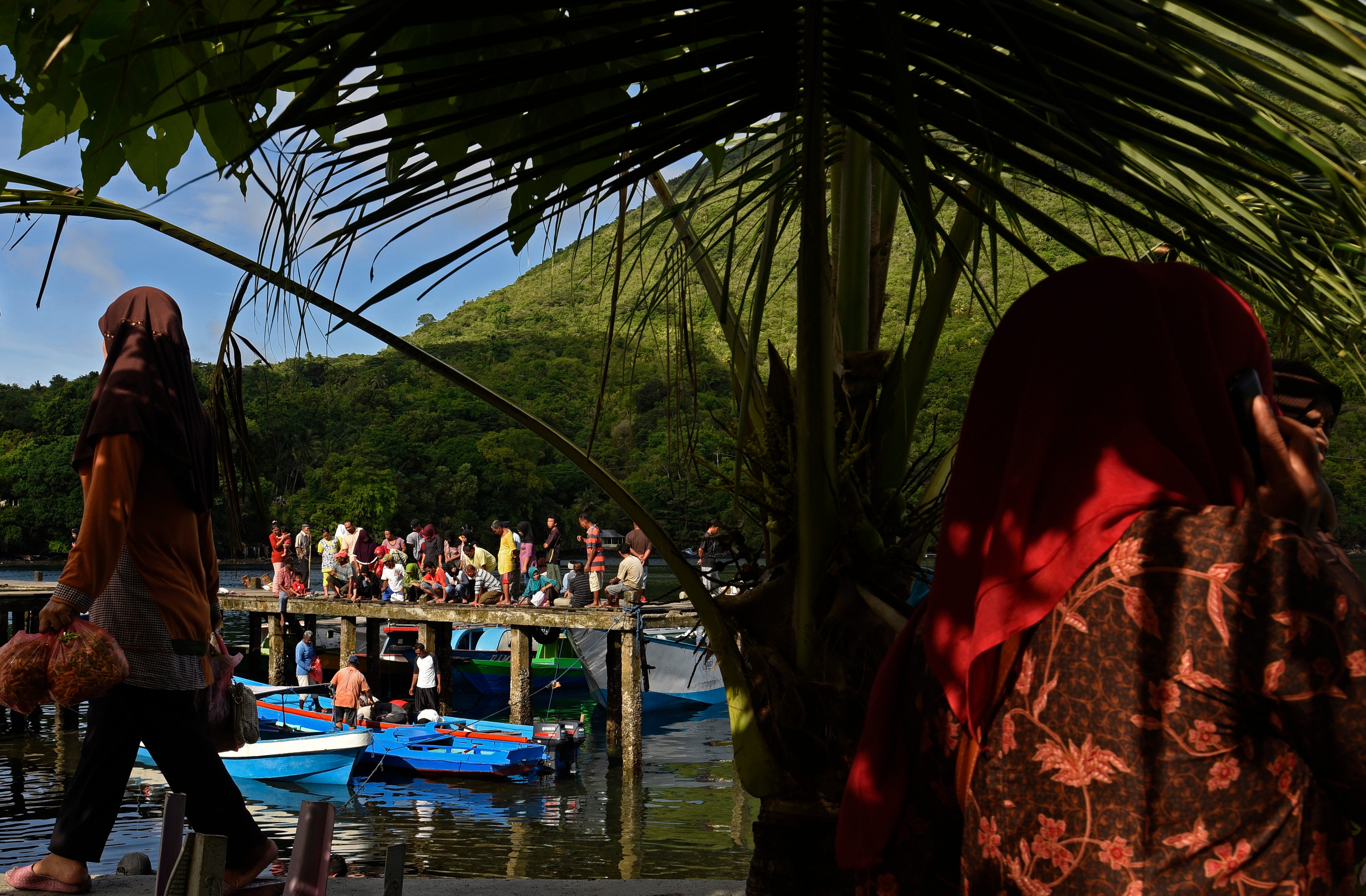 Warga beraktivitas di dermaga penyeberangan antar pulau di Banda Neira. Foto oleh Fanny Octavianus/Antara 