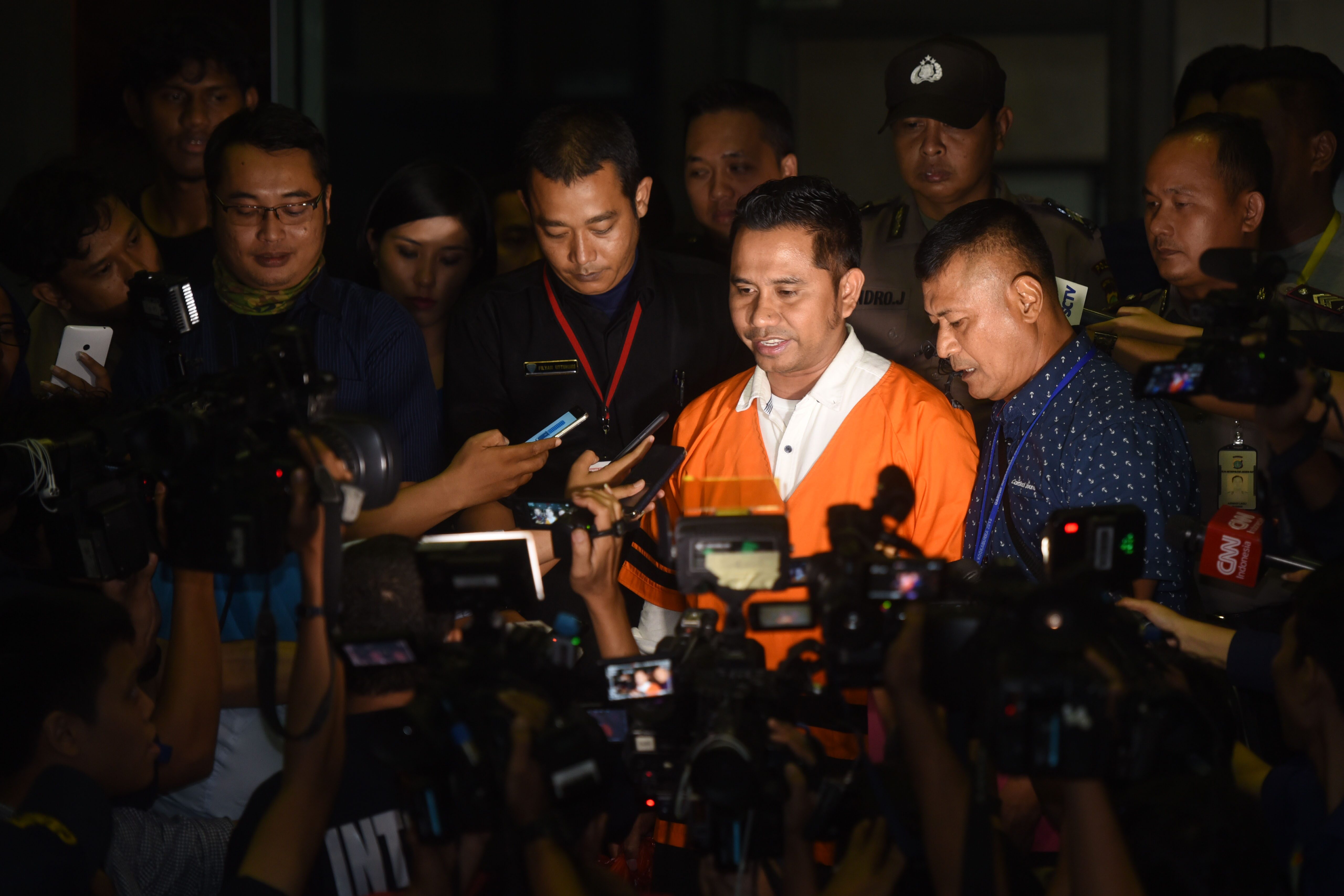 Pengacara Saipul Jamil, Kasman Sangaji, dan tersangka kasus suap panitera PN Jakarta Utara meninggalkan gedung KPK usai menjalani pemeriksaan, pada 16 Juni 2016. Foto oleh Akbar Nugroho Gumay/Antara 