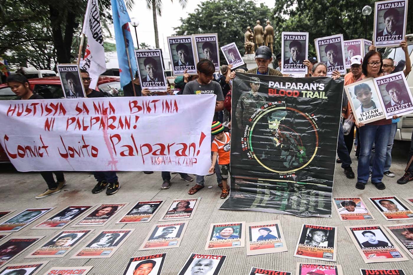 PALPARAN. Militants hold a protest during the promulgation of former Army major general Jovito Palparan at the Bulacan RTC on September 17, 2018. Photo by Darren Langit/Rappler  