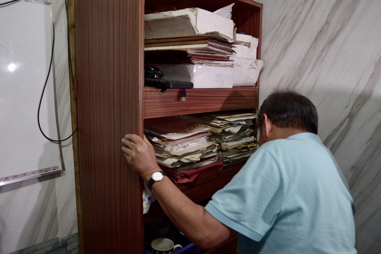 BOOKSHELF? Detainees are kept behind a bookshelf in Manila Police Station 1. Photo by Eloisa Lopez  