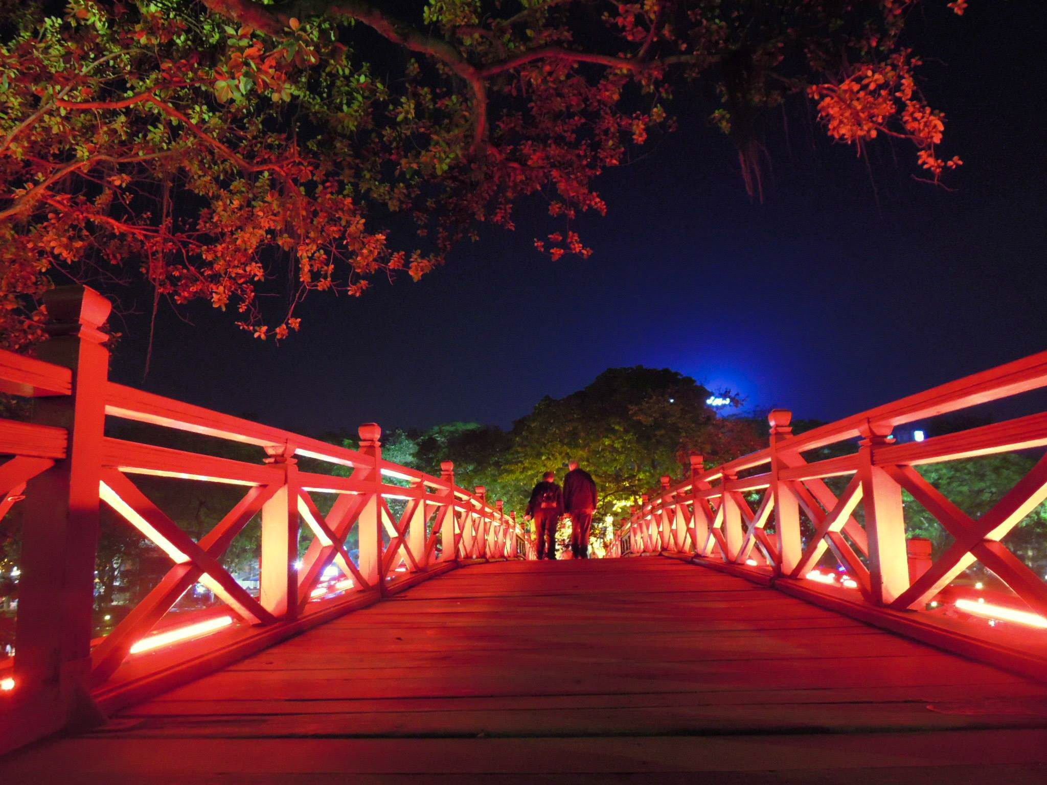 SENJA DI DANAU. Jembatan Huc tampak indah dengan hiasan lampu pada malam hari. Foto oleh Ros Flores   