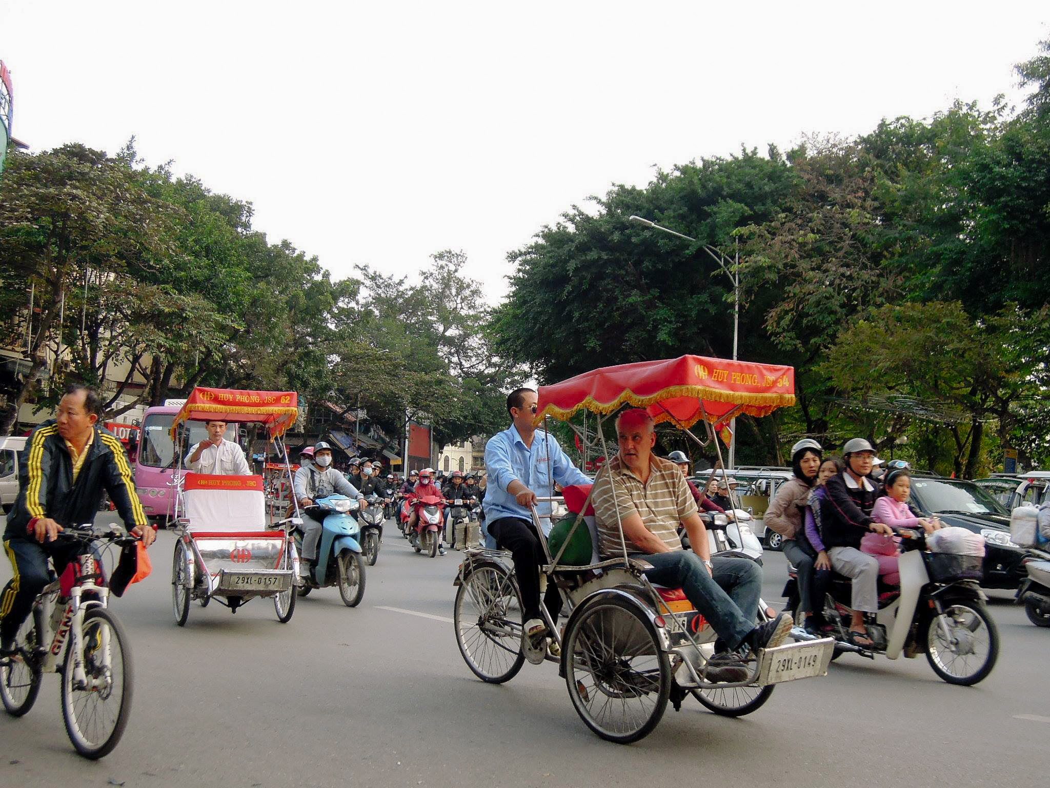 Menaiki cyclo, becak ala Vietnam. Foto oleh Ros Flores  