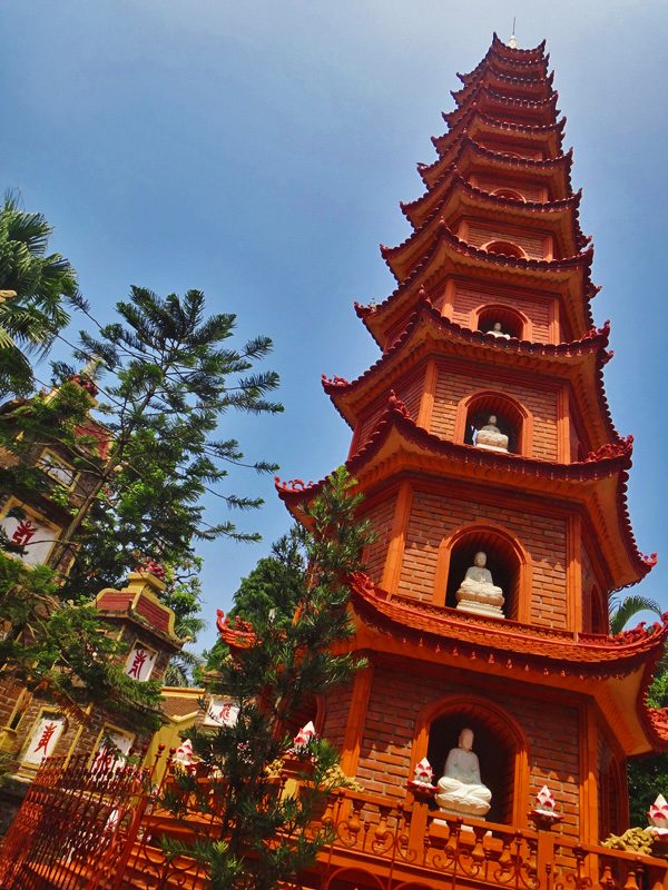 PAGODA TERTUA. Pagoda Tran Quoc ini berusia 1500 tahun. 