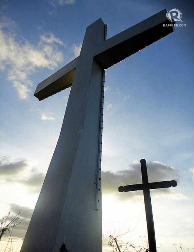 TWO CROSSES. On the summit are two crosses, one wooden, and one concrete. Photo by Ivan Briñas Cultura 