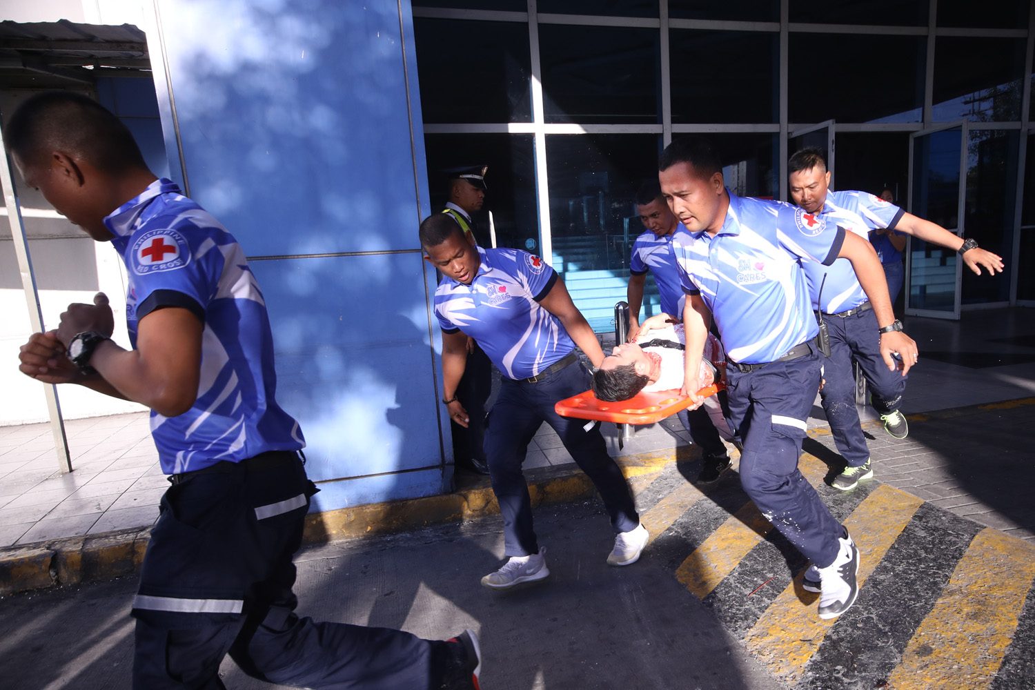 SAVE. A simulation shows how people would respond in case of disasters during the 1st Quarter Nationwide Simultaneous Earthquake drill at SM Fairview in Quezon City on Thursday, February 21. Photo by Darren Langit/Rappler 