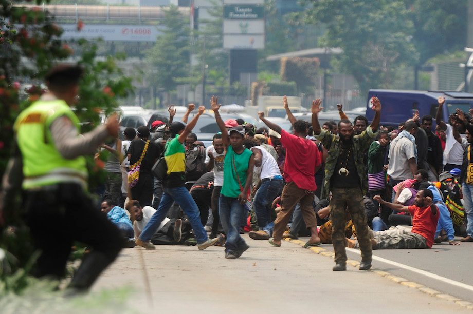 YEL-YEL. Massa dari Aliansi Mahasiswa Papua meneriakkan yel-yel saat terlibat kericuhan dengan petugas kepolisian ketika aksi di Kawasan Bundaran Hotel Indonesia (HI) Jakarta, Selasa. ANTARA FOTO/Wahyu Putro 