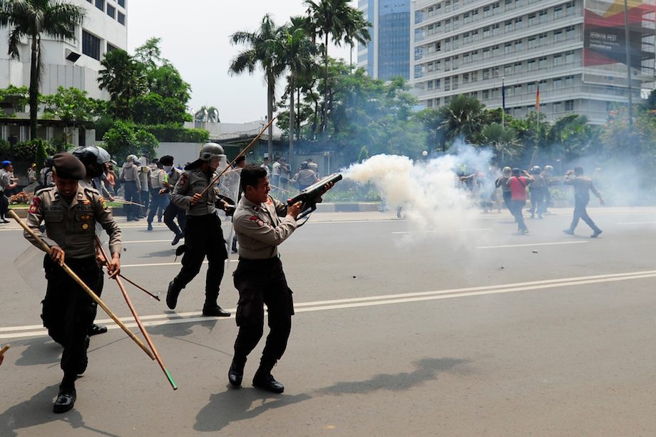 GAS AIR MATA. Polisi menembakkan gas air mata untuk membubarkan aksi unjukrasa dari Aliansi Mahasiswa Papua di Kawasan Bundaran Hotel Indonesia, Jakarta, Selasa (1/12). ANTARA FOTO/Wahyu Putro 