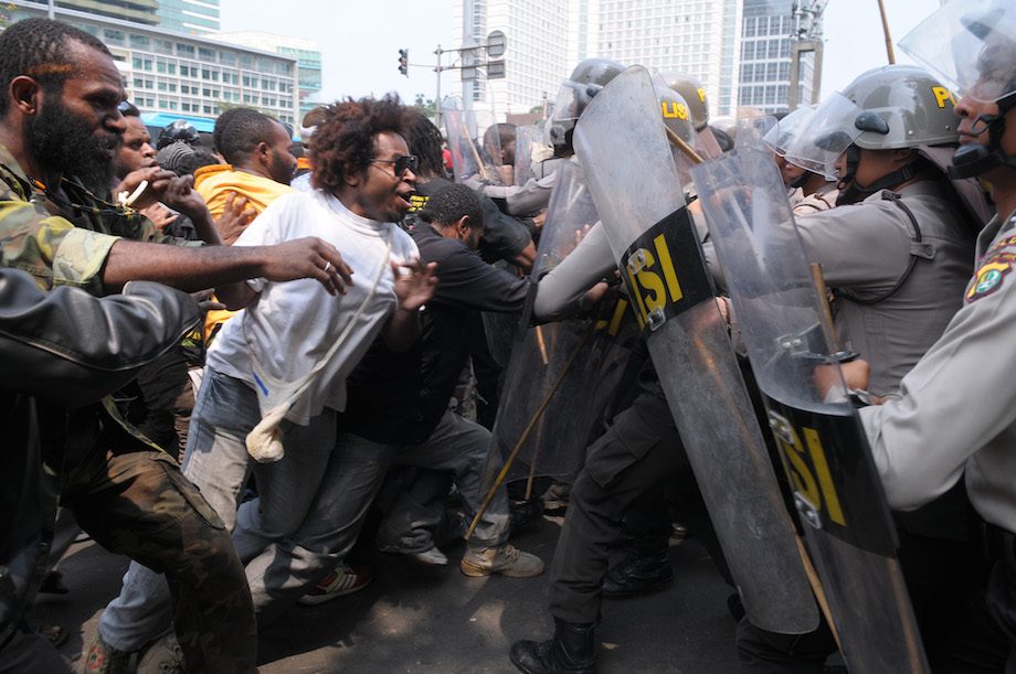Indonesia wRap: Ricuh pada demo masyarakat Papua di Jakarta dan penyebab jatuhnya AirAsia