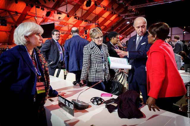 DISCUSSION. French Foreign Minister Laurent Fabius (2nd from right) talks to members of the South African delegation after the Comite de Paris meeting at the UN climate change conference (COP21) in Le Bourget, France, December 9, 2015. Photo courtesy COP21 