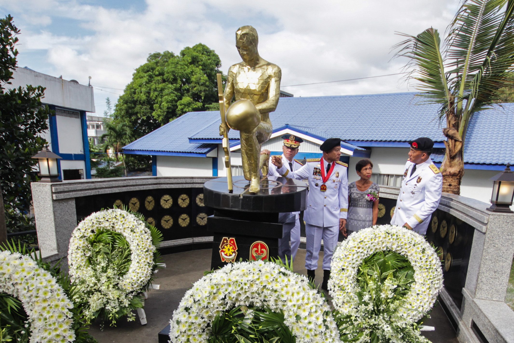 WREATH-LAYING. Police officials offer wreaths in remembrance of the fallen SAF 44. Photo by Lito Borras/Rappler 