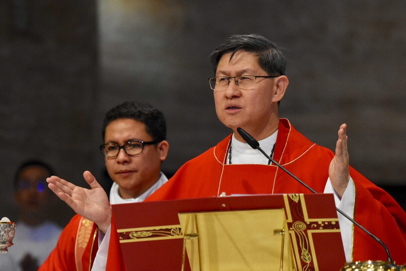 TOP PRELATE. Manila Archbishop Luis Antonio Cardinal Tagle leads the Good Friday service at the Manila Cathedral on March 30, 2018. Photo by Angie de Silva/Rappler    