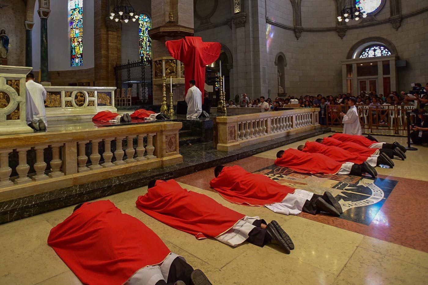 GOOD FRIDAY. Archbishop Luis Antonio Cardinal Tagle leads the commemoration of the Lord's Passion at the Manila Cathedral. Photo by Maria Tan/Rappler 